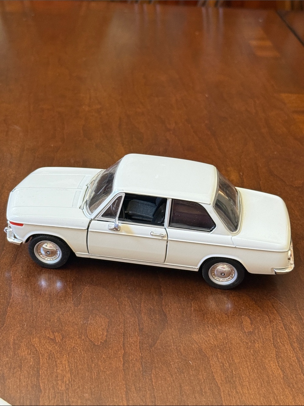 BMW 2002 ti Diecast Model in White with Black Trim 1:24 scale by Welly
